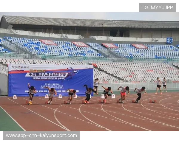 中长跑专项组演练补给策略，为比赛做好准备