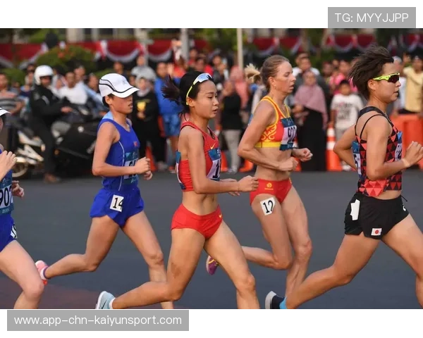 比赛结束时两车并排冲线